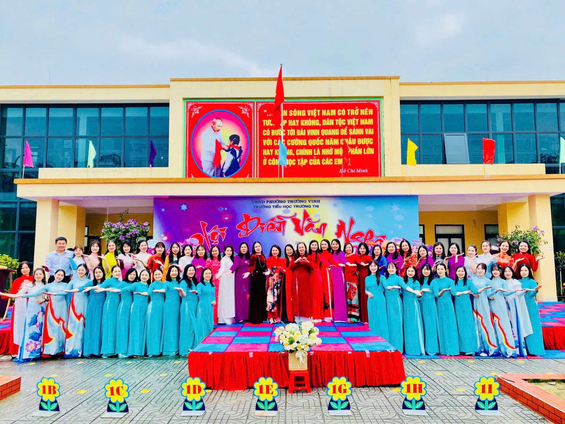 Giáo viên trường TH Trường Thi chụp ảnh lưu niệm 