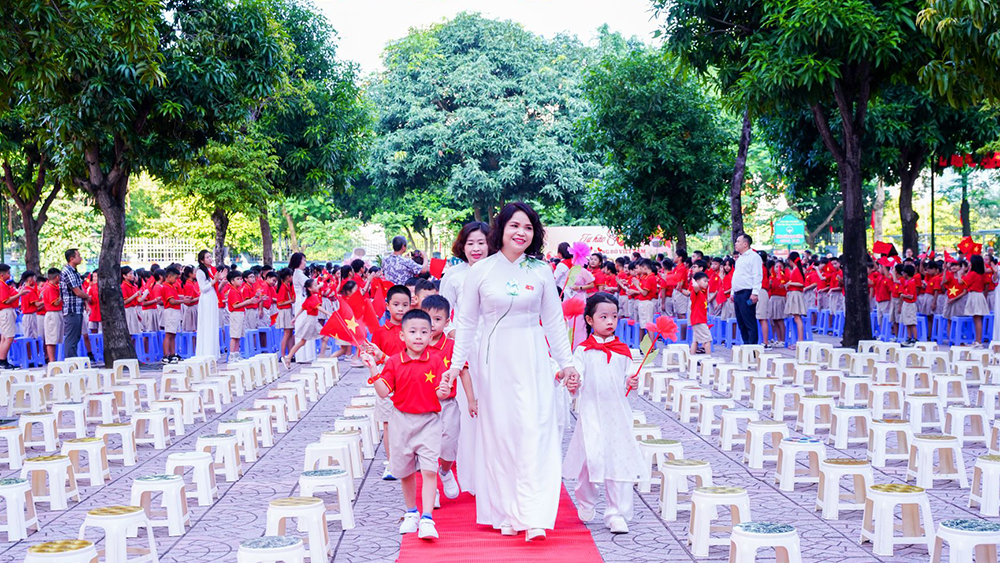 Hình ảnh thầy cô đồng hành cùng học trò trong không khí rộn ràng dưới mái trường – biểu tượng của sự dìu dắt và yêu thương.