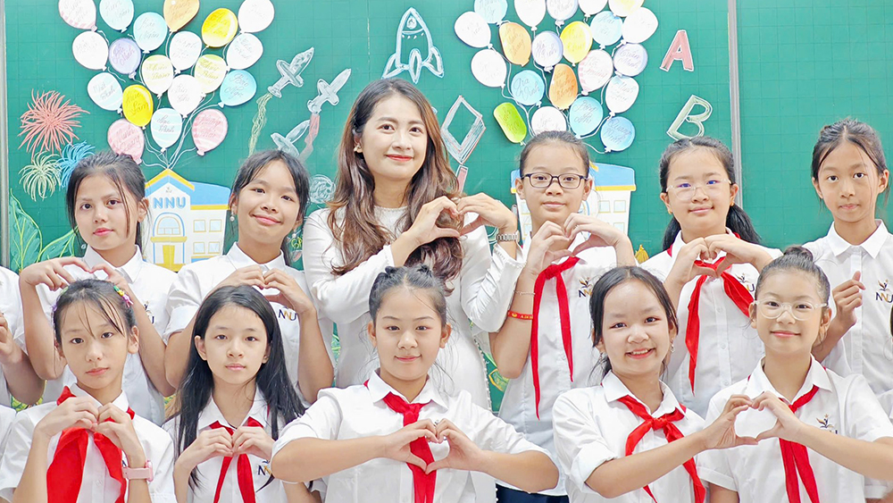 Những cử chỉ yêu thương – minh chứng cho tình thầy trò ấm áp qua từng giờ học.