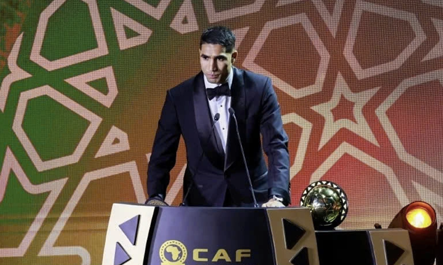 Hakimi phát biểu trong gala trao giải thưởng bóng đá châu Phi tại Rabat, Morocco.