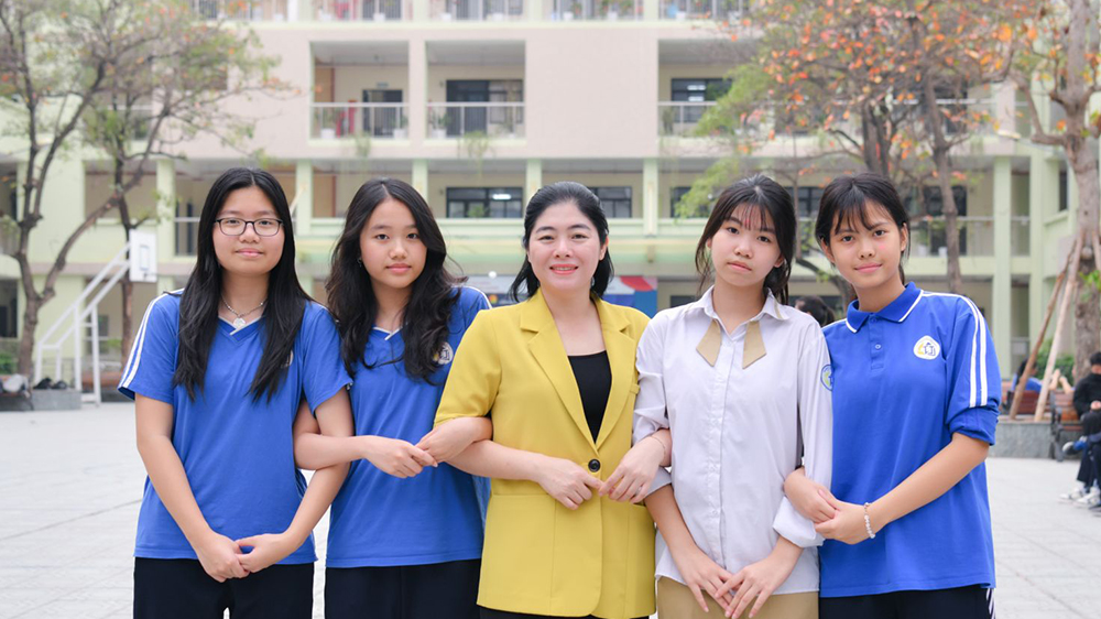 Tình cảm chân thành và sự đồng hành trong những năm tháng trưởng thành luôn có sự đồng hành của thầy cô.