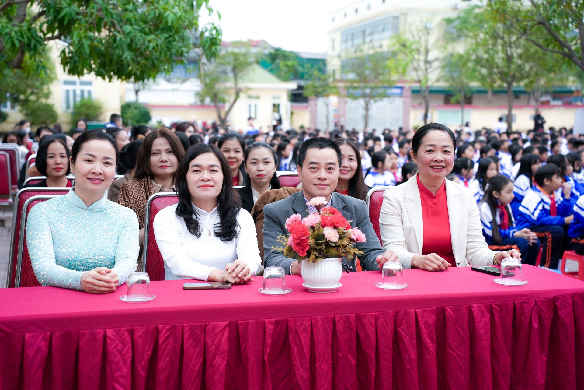 Đại biểu cùng giáo viên trường TH Nguyễn Trãi tham dự chương trình