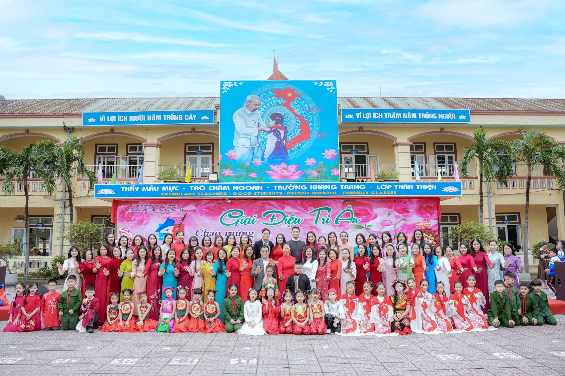 Tập thể giáo viên trường TH Nguyễn Trãi chụp ảnh lưu niệm