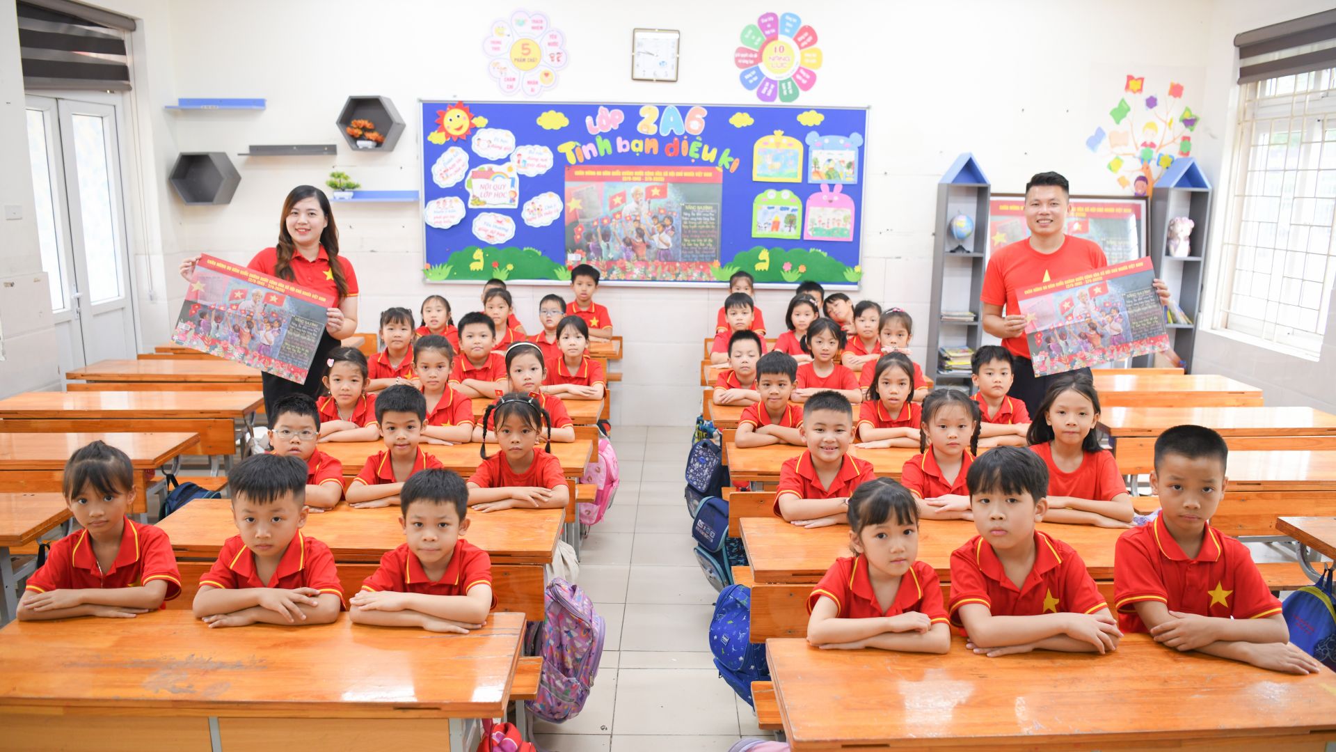 Thầy cô cùng học sinh rạng rỡ trong sắc đỏ tự hào – hình ảnh cho thấy sự tin tưởng và gắn kết giữa các thế hệ.