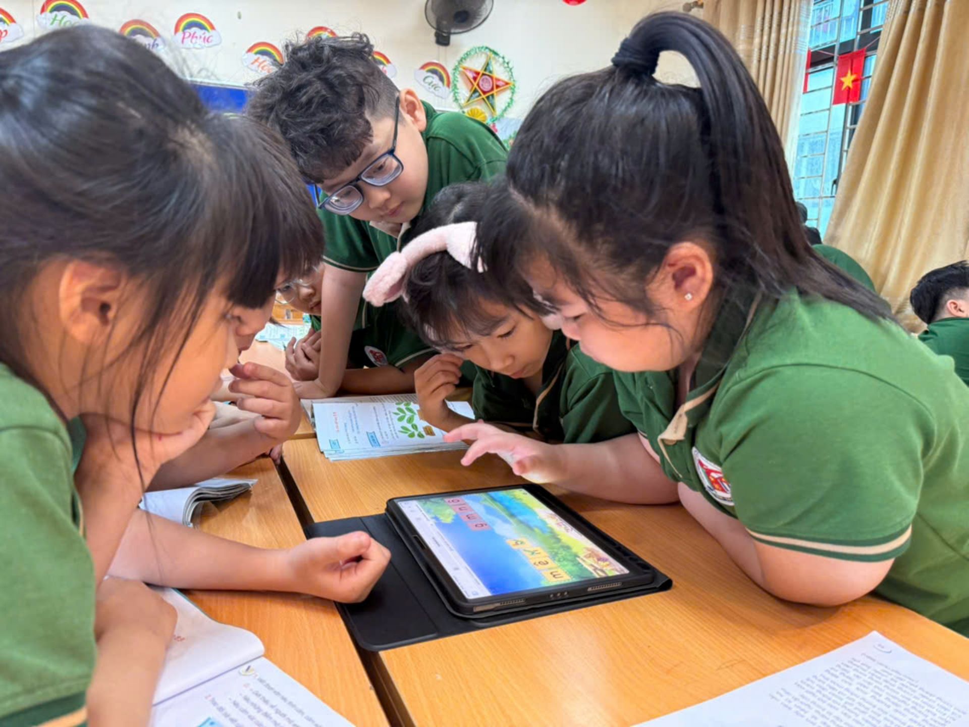 Các bạn nhỏ hào hứng trải nghiệm thiết bị học tập hiện đại.