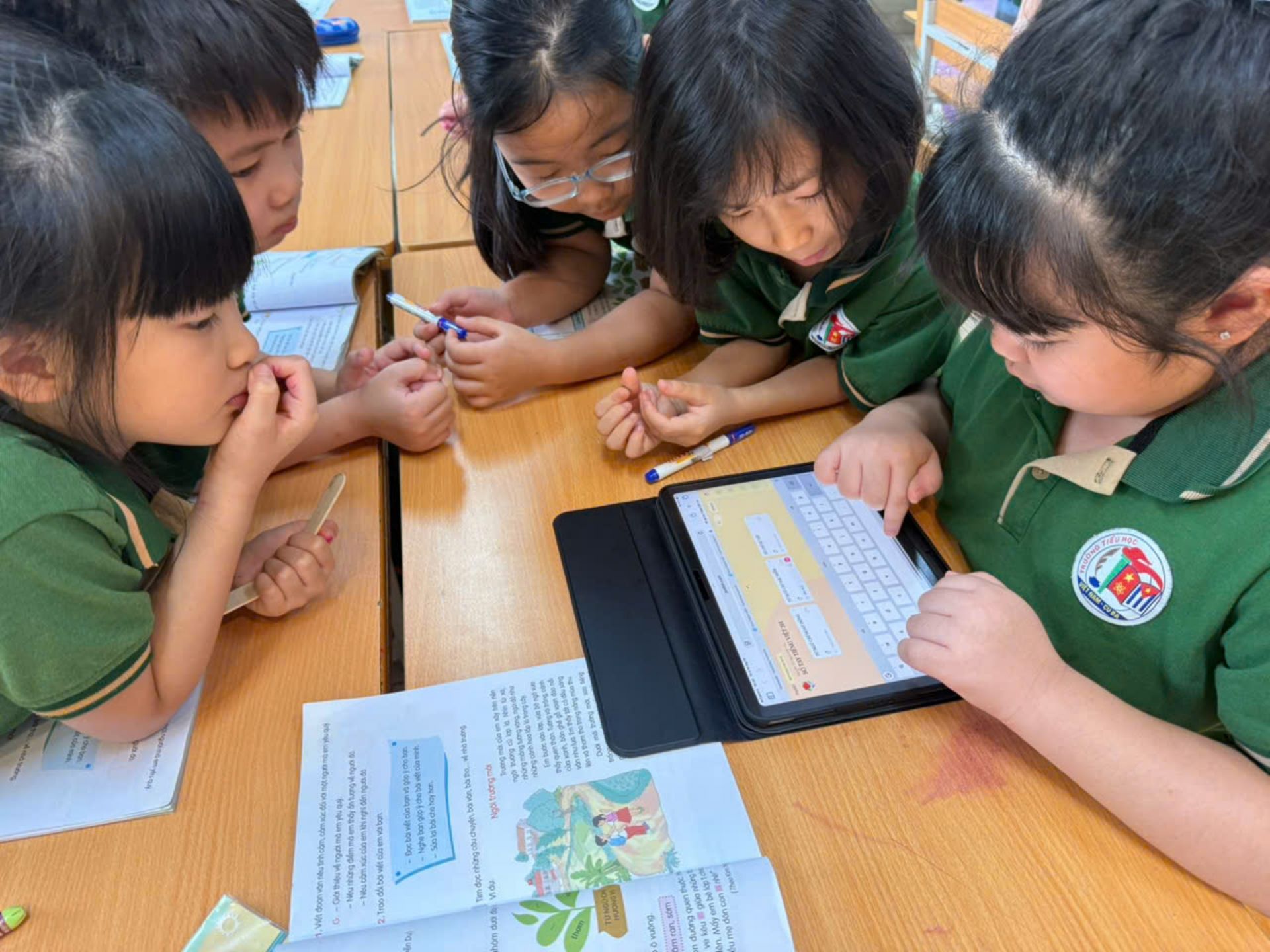 Việc ứng dụng các công nghệ mới trong giảng dạy giúp học sinh tiếp thu bài học hiệu quả hơn.