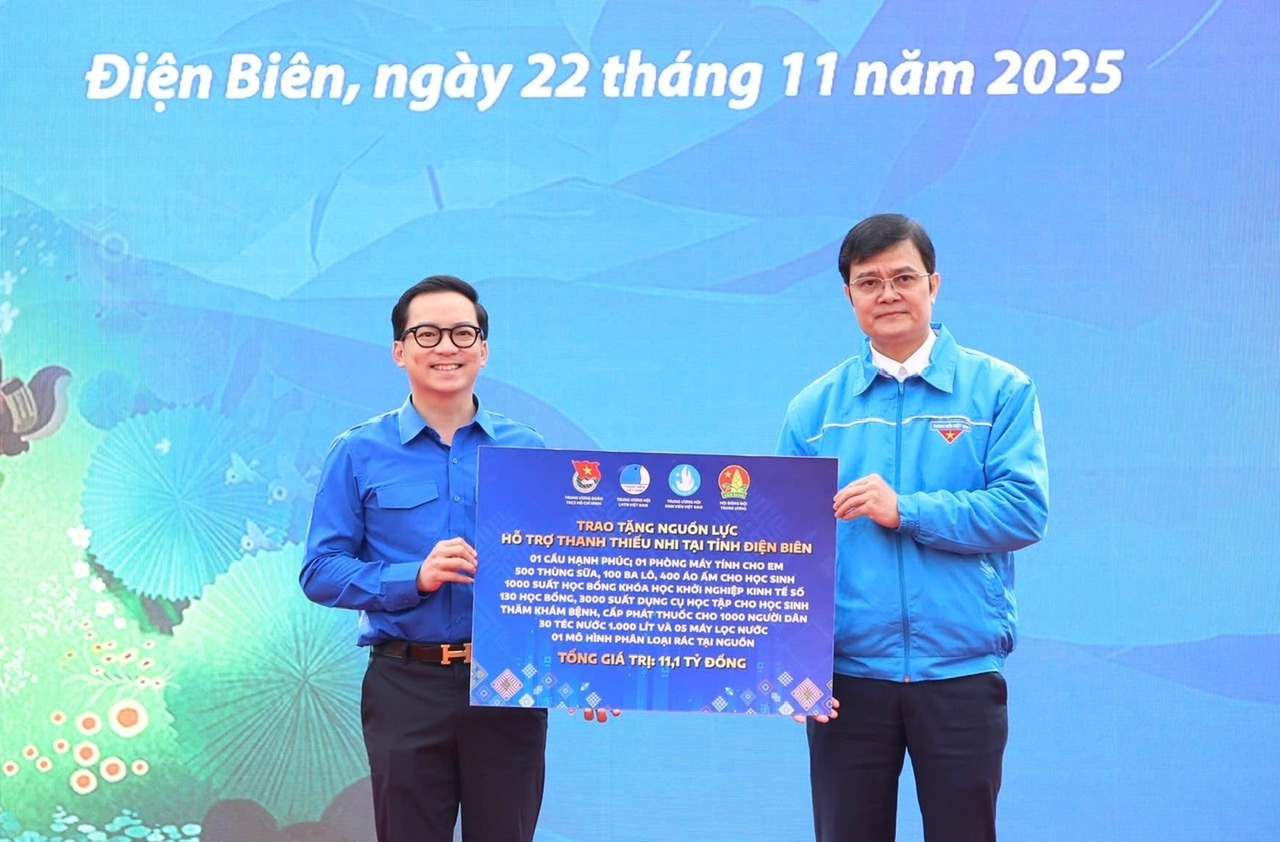 Đồng chí Bùi Quang Huy trao tặng nguồn lực cho tỉnh Điện Biên.