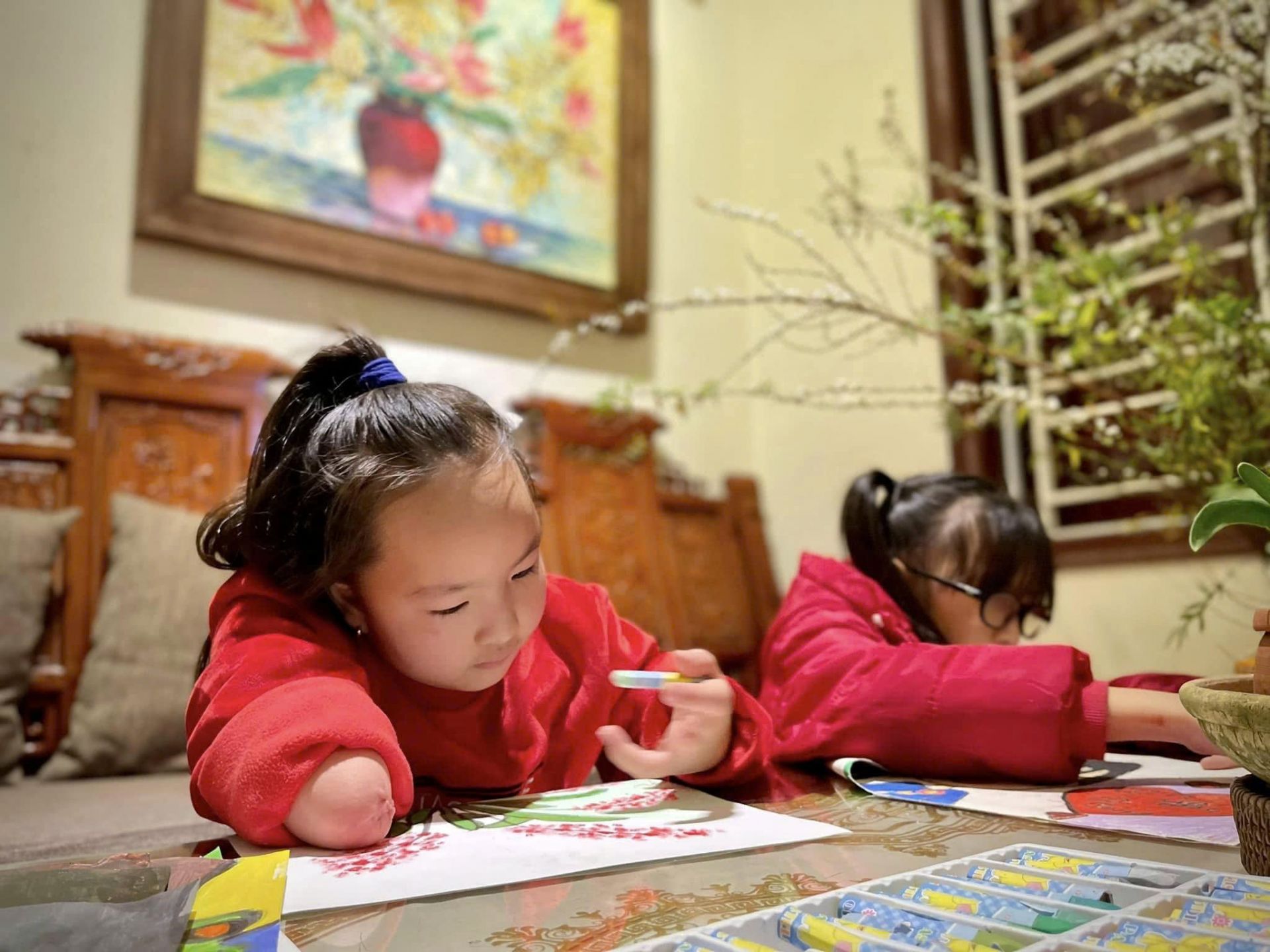 Em cẩn thận, cặm cụi trong từng nét vẽ.