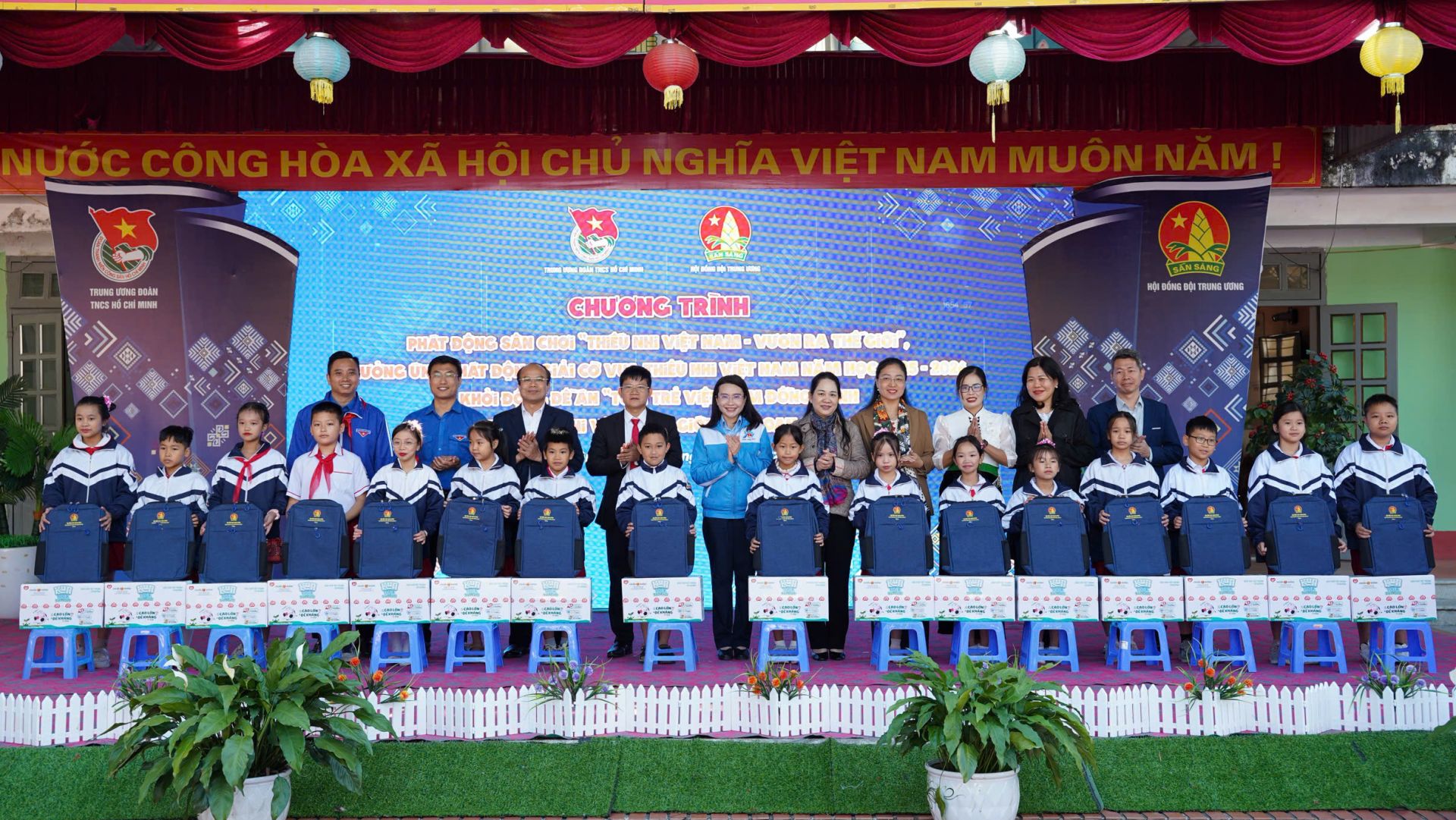 Các đại biểu tặng quà cho thiếu nhi tỉnh Điện Biên.