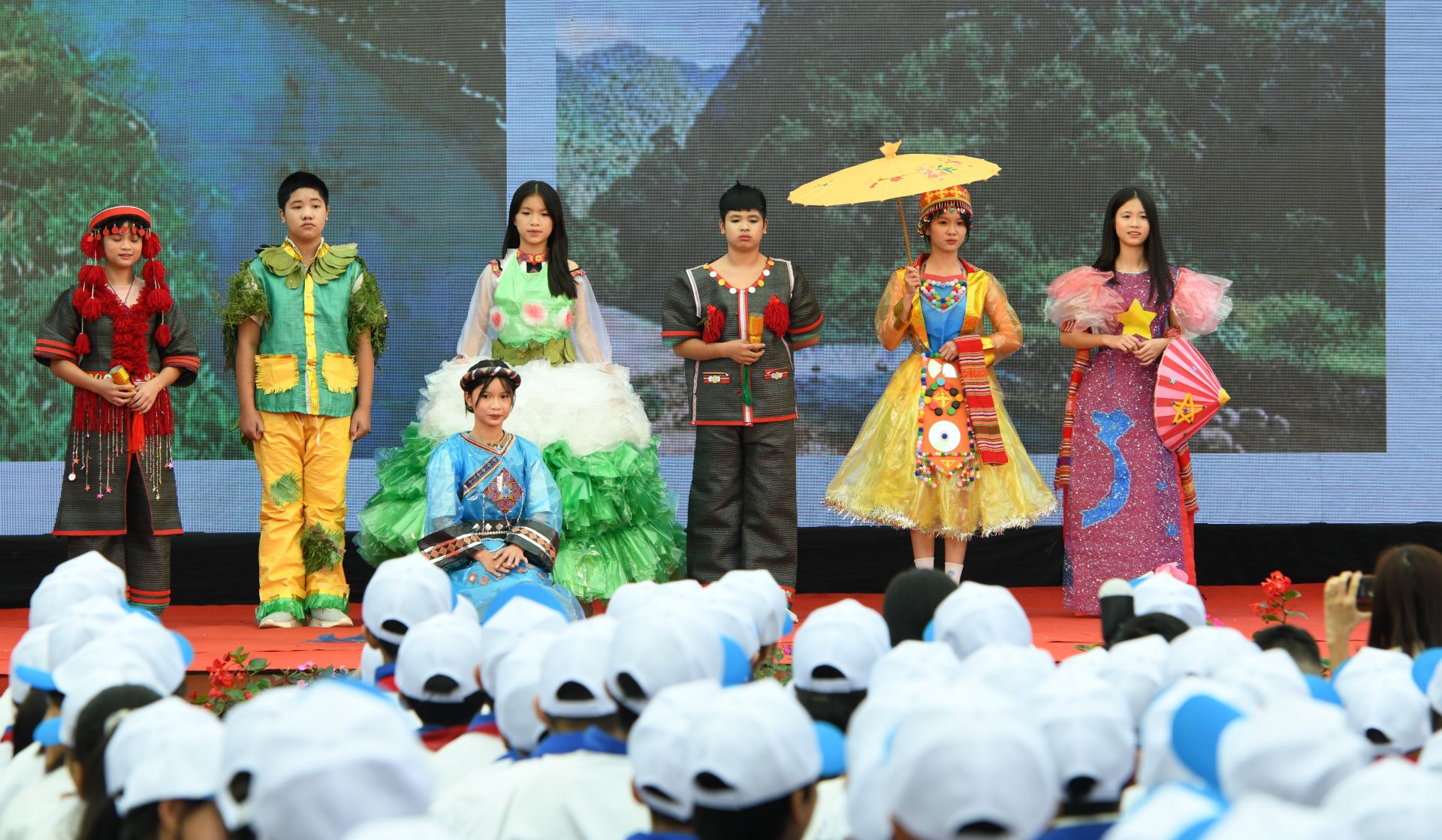 Chống biến đổi khí hậu từ thời trang tái chế