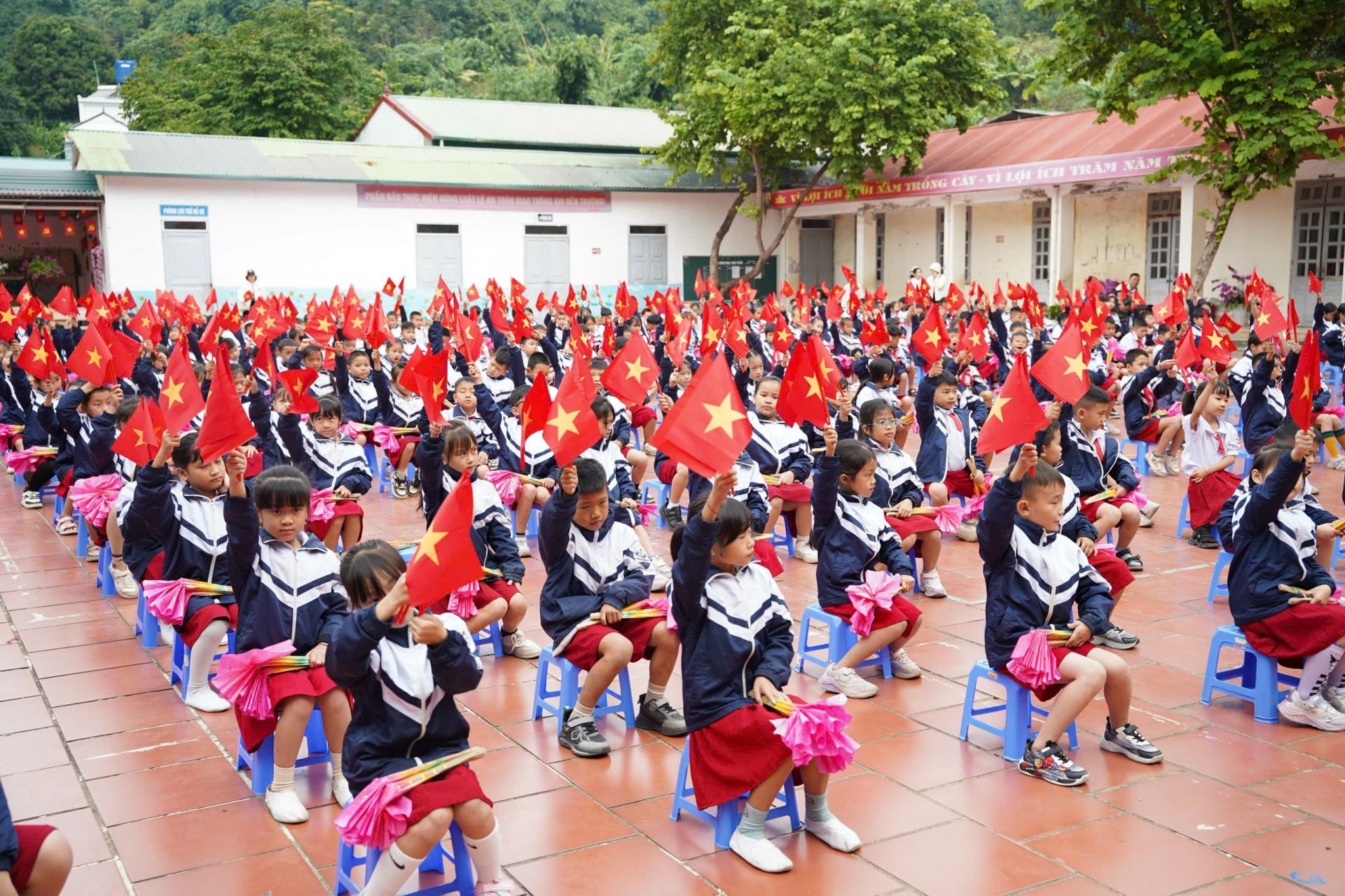 Thiếu nhi Điện Biên hưởng ứng lễ phát động.