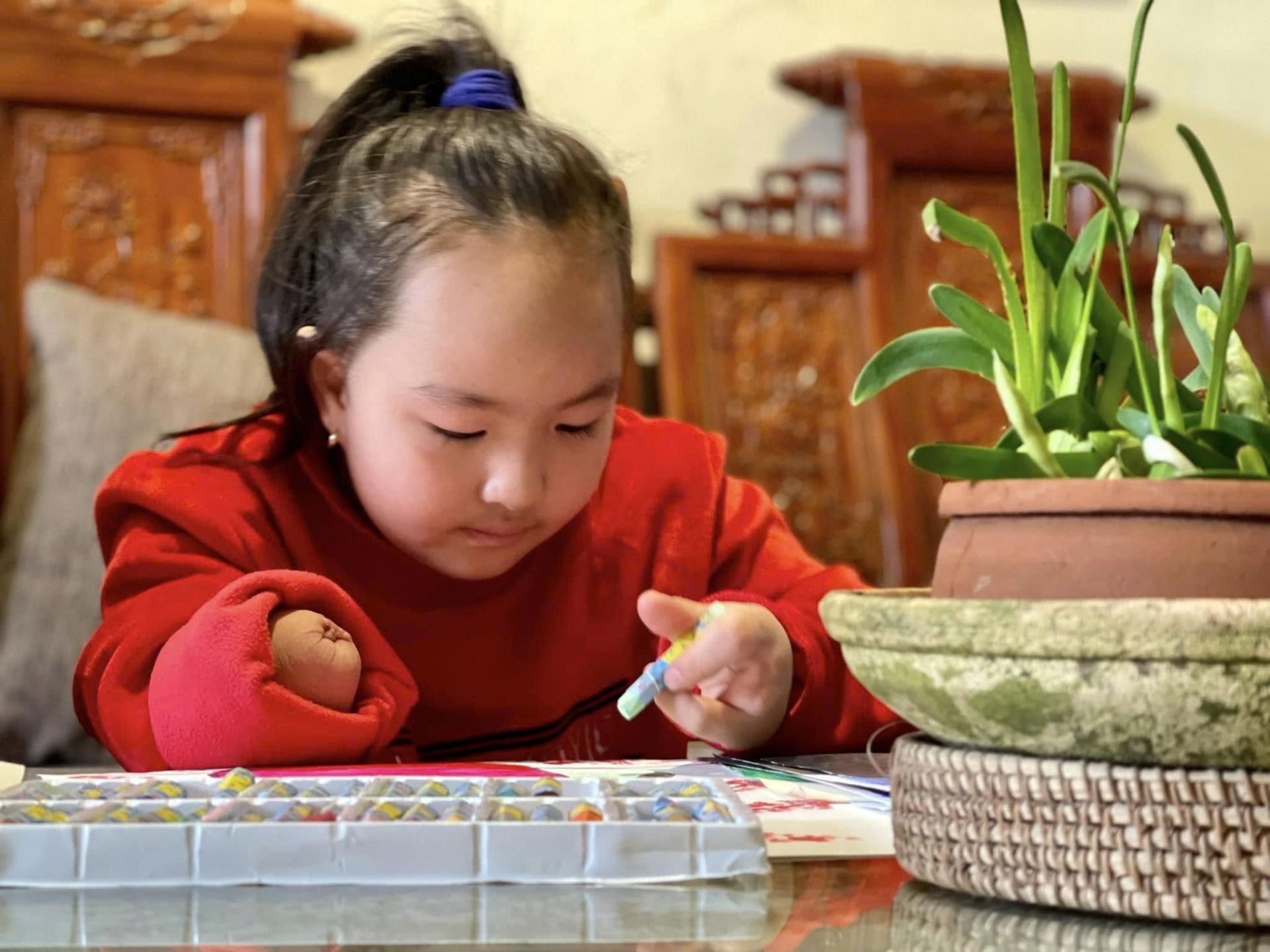 Dù đôi tay không lành lặn nhưng không ngăn được  niềm đam mê của Thảo Nhi với hội họa.