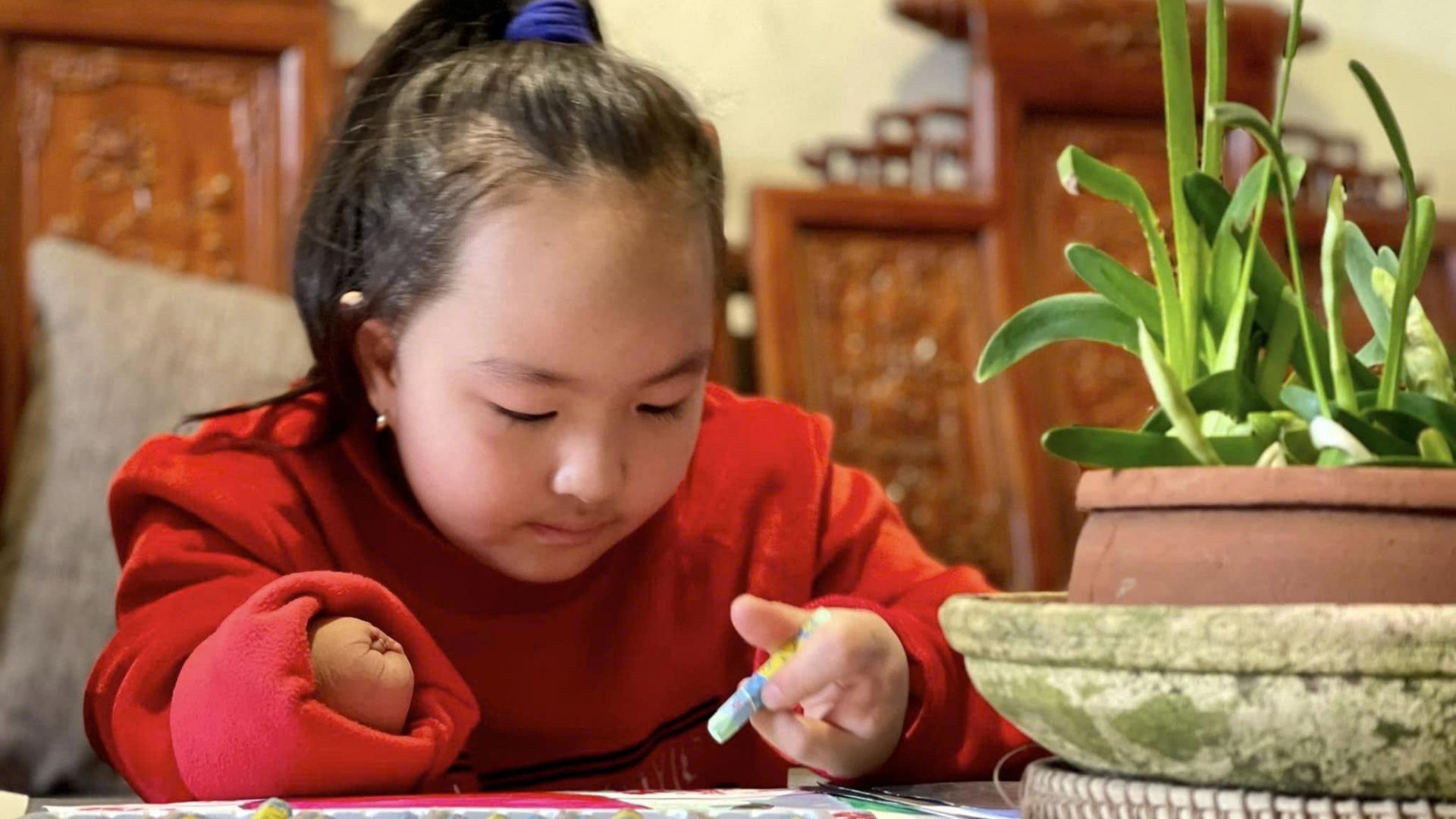 Sắc màu nghị lực của họa sĩ nhỏ Thảo Nhi