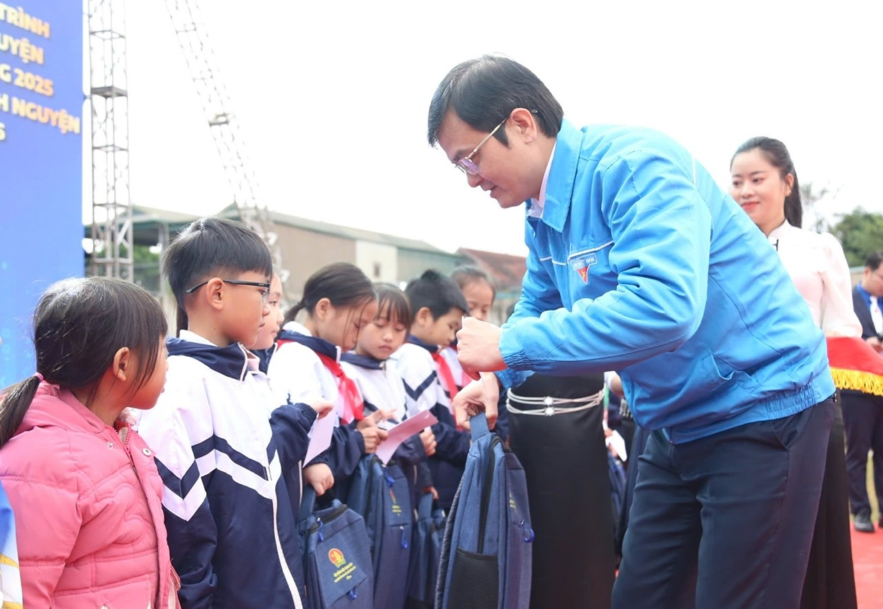 Bùi Quang Huy tặng quà cho trẻ em vùng biên tại chương trình. 