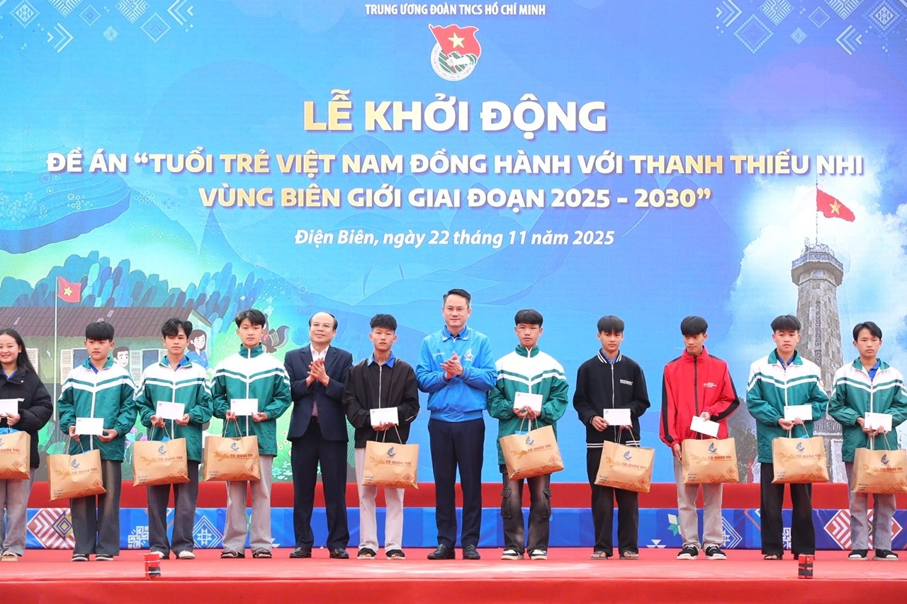 Trao tặng quà và học bổng cho học sinh Điện Biên. 