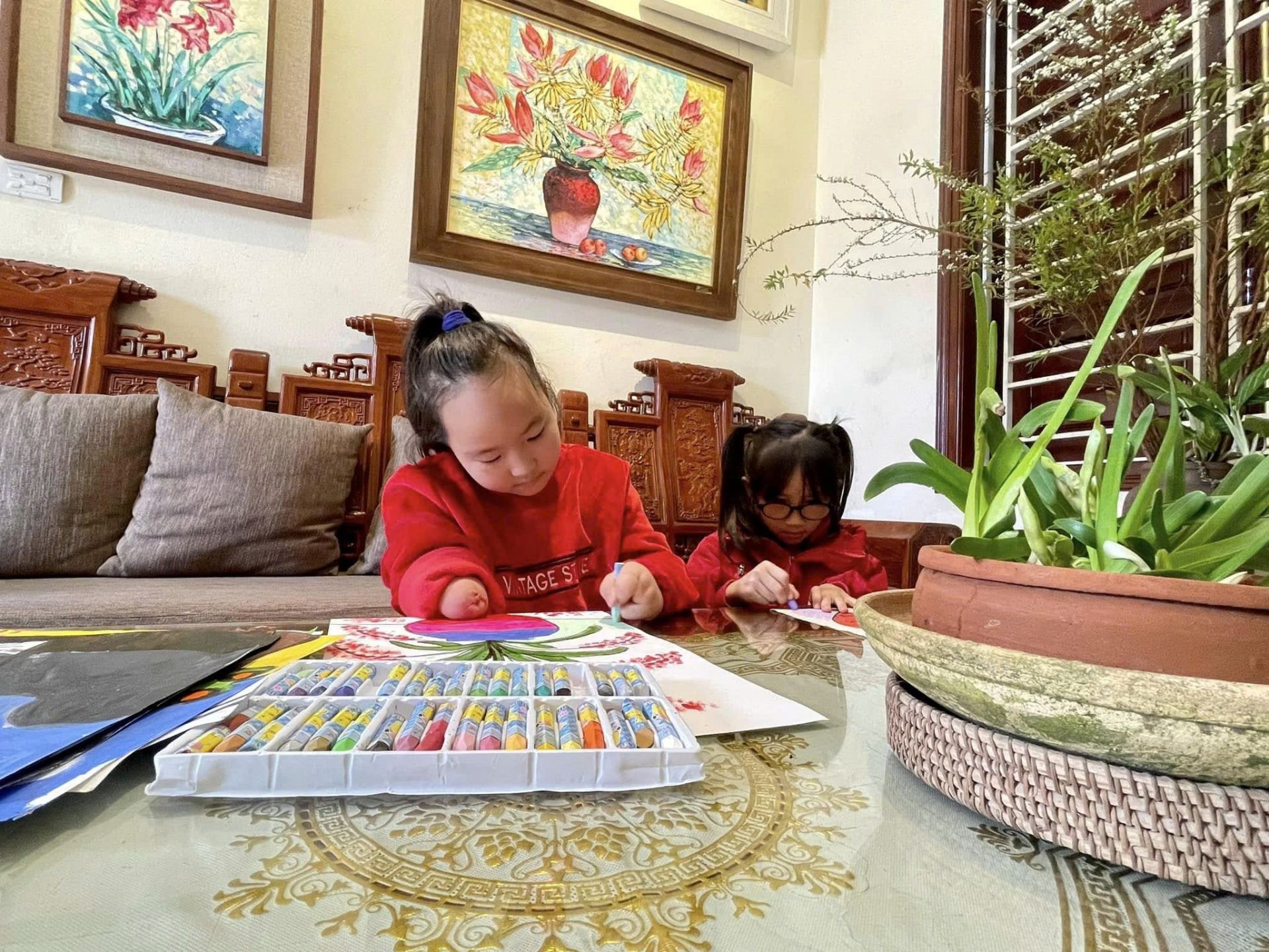 Những bức tranh của Thảo Nhi có gam màu tươi sáng.