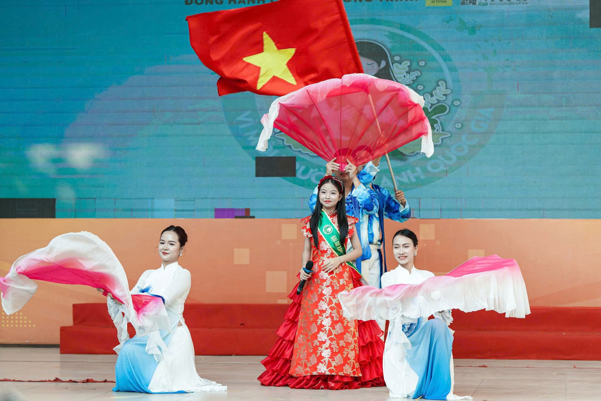  Tiết mục văn nghệ đặc sắc khiến không khí buổi lễ trở nên sôi động và hào hứng.