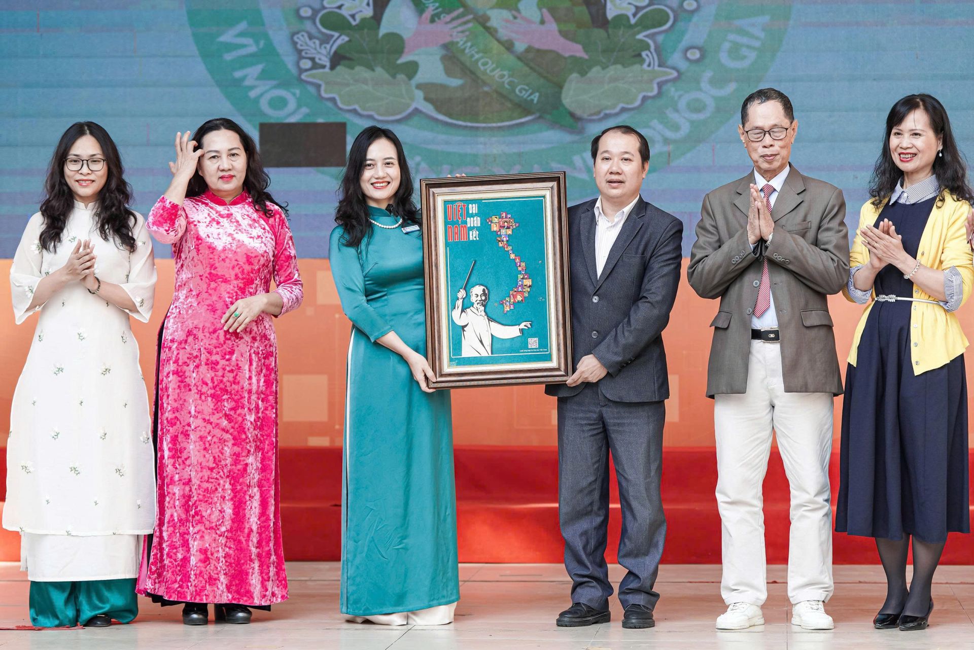 Ban Tổ chức gửi tặng nhà trường món quà tri ân đầy ý nghĩa.