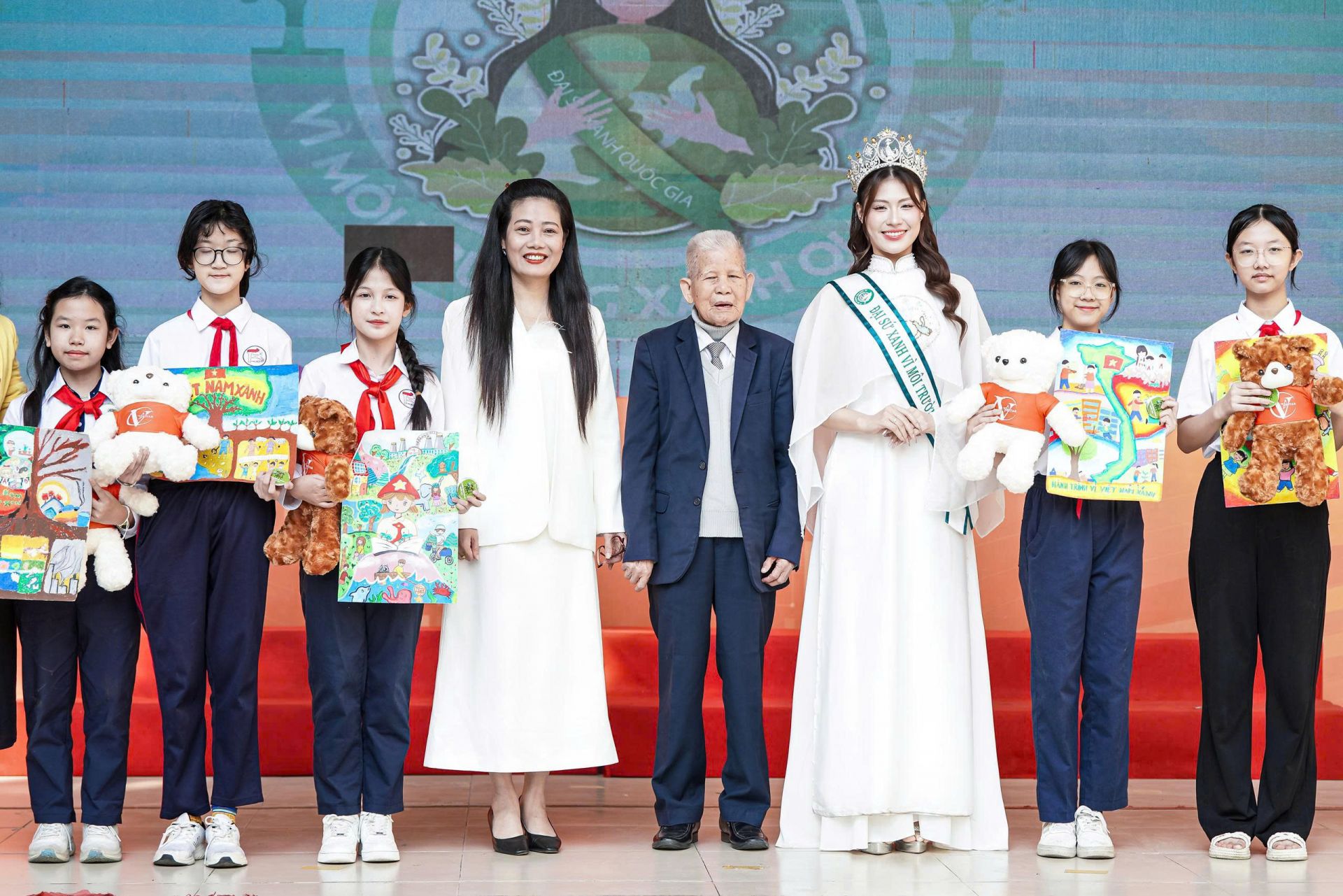 Những món quà ý nghĩa đã được gửi tặng đến các bạn học sinh trong trường.