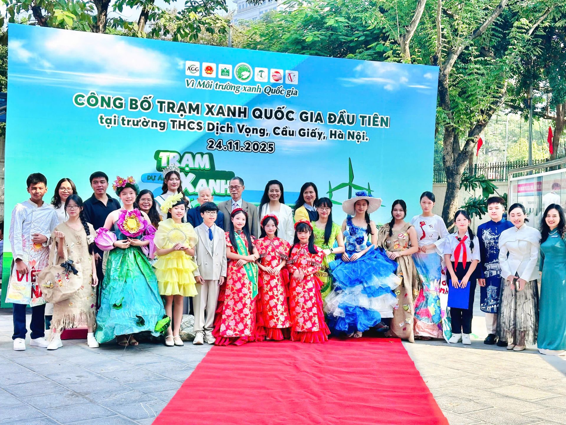 Các “siêu mẫu nhí” chụp ảnh lưu niệm cùng Ban Tổ chức.