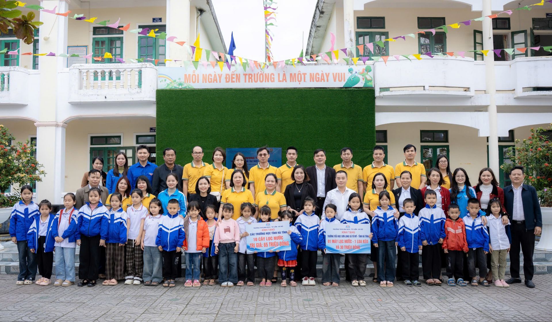 10 trường học trên địa bàn Hà Tĩnh nhận quà từ trường THCS Mại Dịch (Hà Nội) với tổng giá trị hơn 100 triệu đồng.