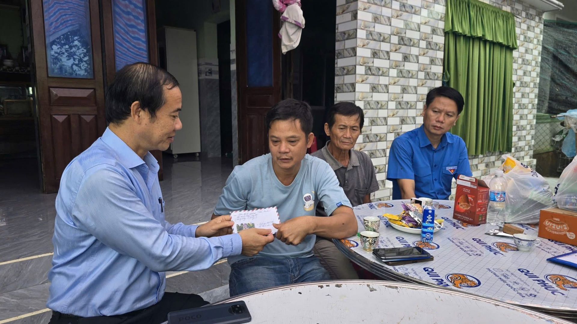 Phó Bí thư Đảng uỷ Mặt trận Tổ quốc, các đoàn thể Trung ương động viên người dân bị ảnh hưởng mưa lũ