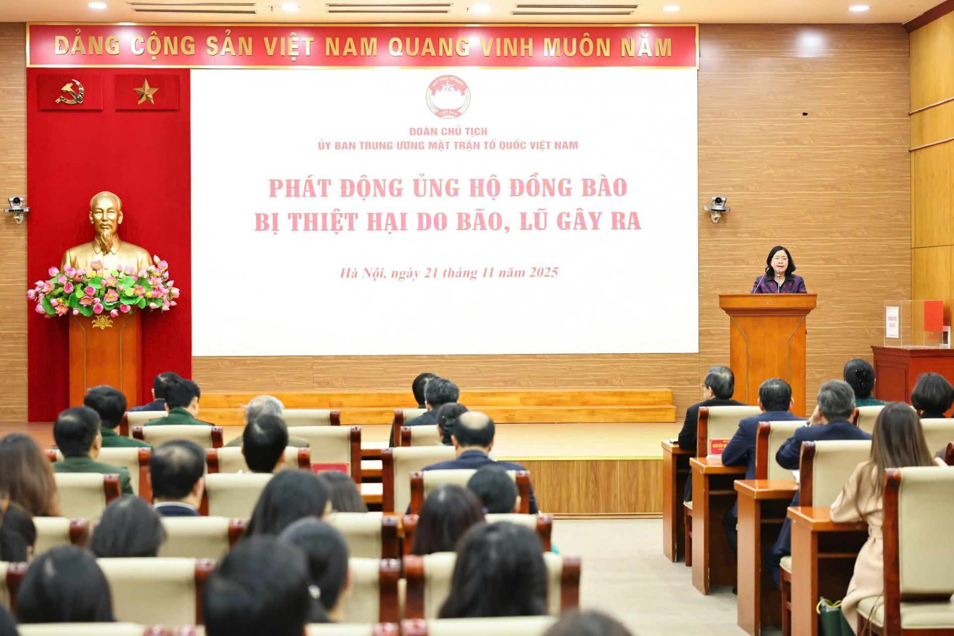 Quang cảnh Lễ phát động ủng hộ đồng bào miền Trung, Tây Nguyên.