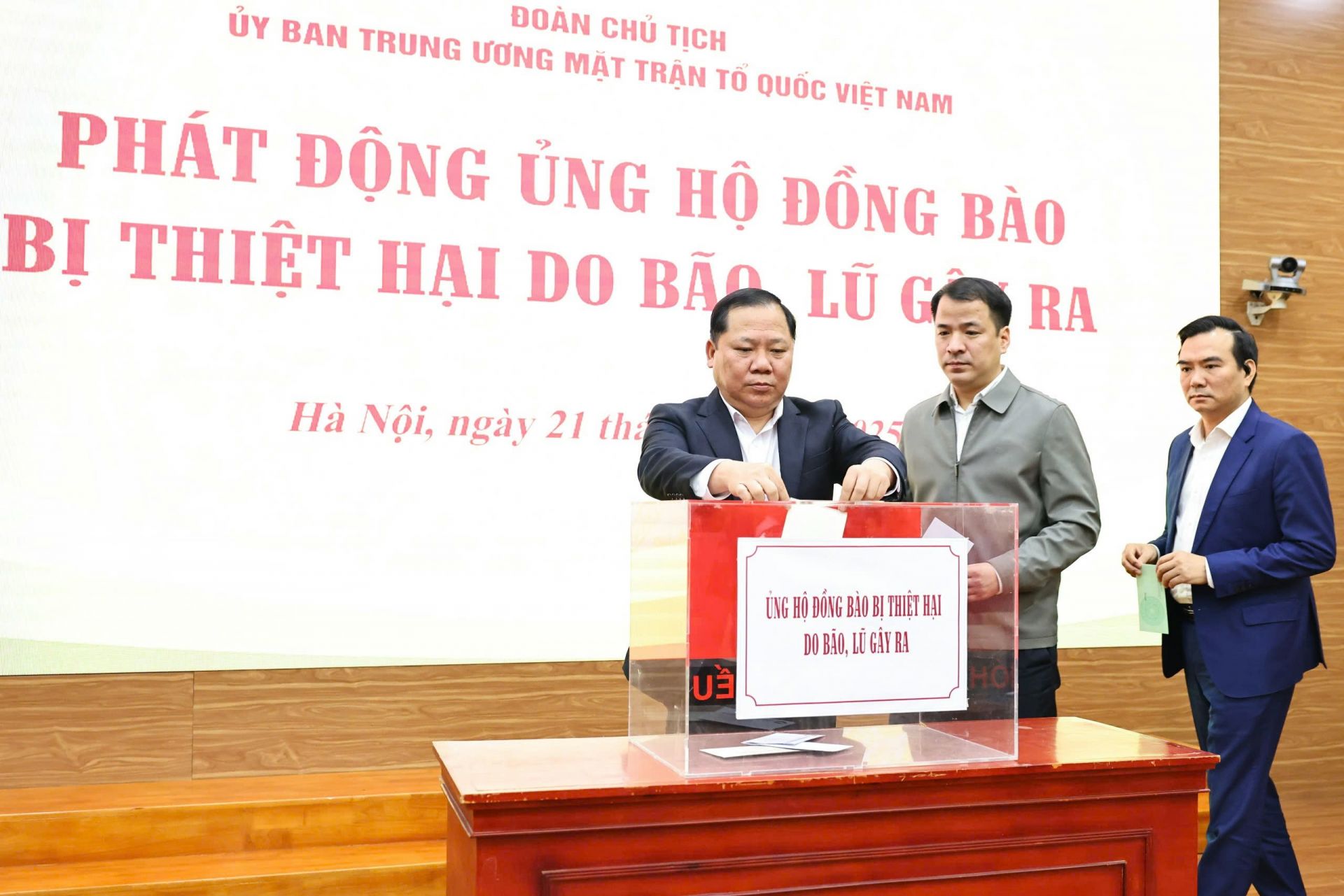 Ủy ban T.Ư MTTQ Việt Nam tiếp nhận ủng hộ của các tổ chức, cá nhân tại lễ phát động.