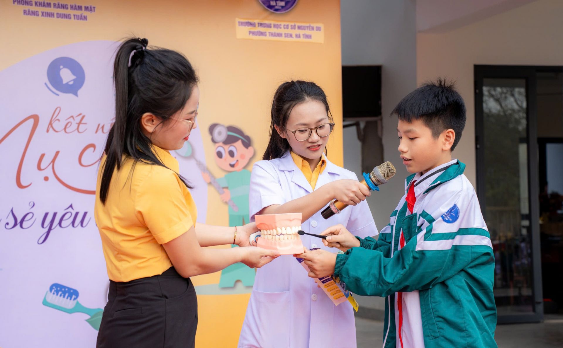 Tại chương trình, các bác sĩ chuyên môn đã tuyên truyền cho các bạn học sinh 