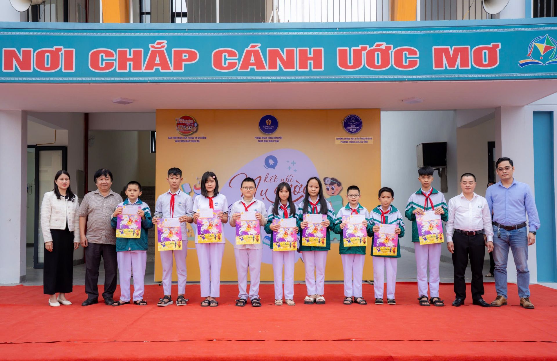 Phòng khám Nha khoa Răng Xinh tại Hà Tĩnh và Báo Thiếu niên Tiền phong và Nhi đồng trao 10 phần quà cho các bạn học sinh có hoàn cảnh khó khăn; có nhiều hoạt động lan tỏa trong phong trào “Đọc và làm theo báo Đội”.