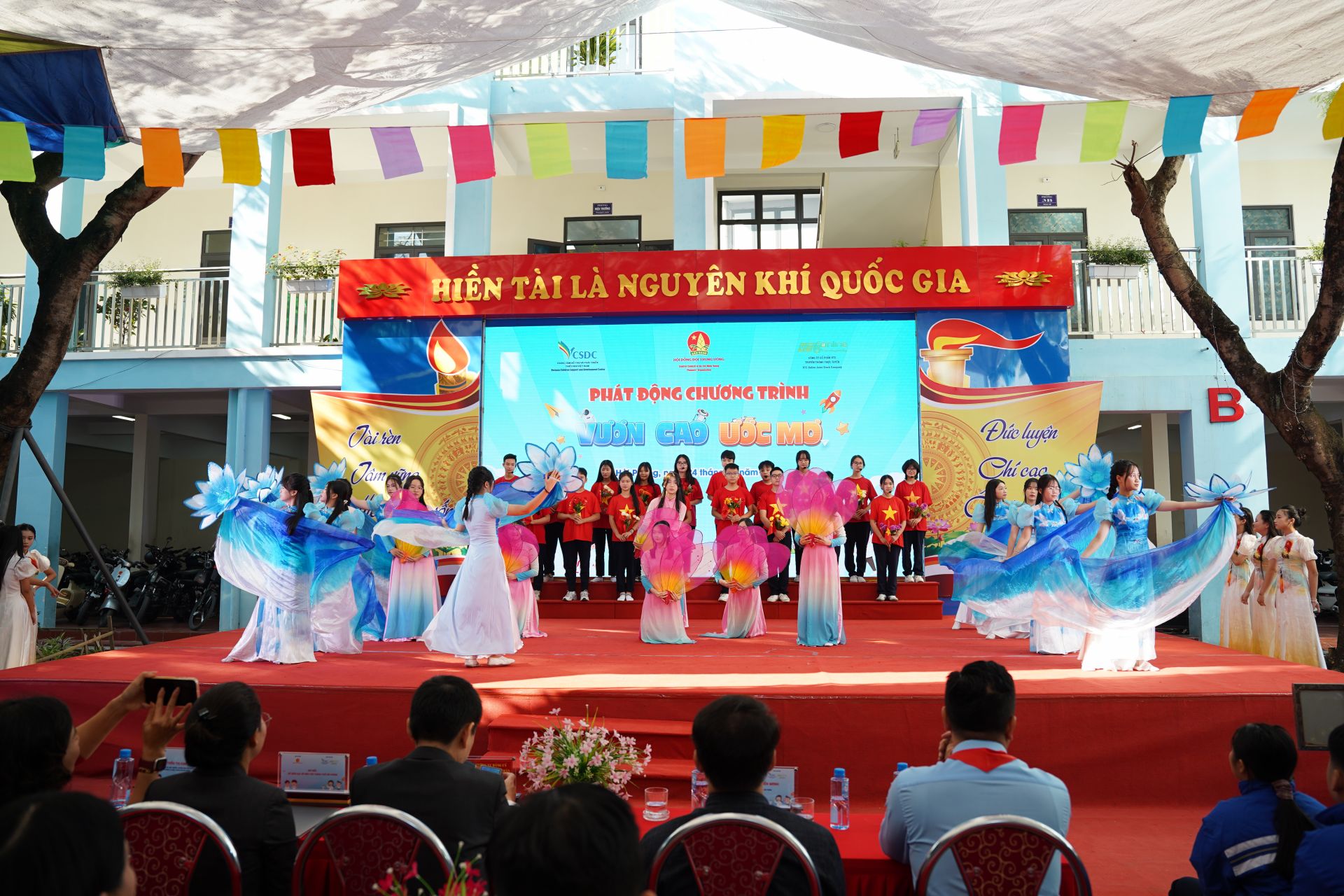 Tiết mục văn nghệ chào mừng của các em học sinh.