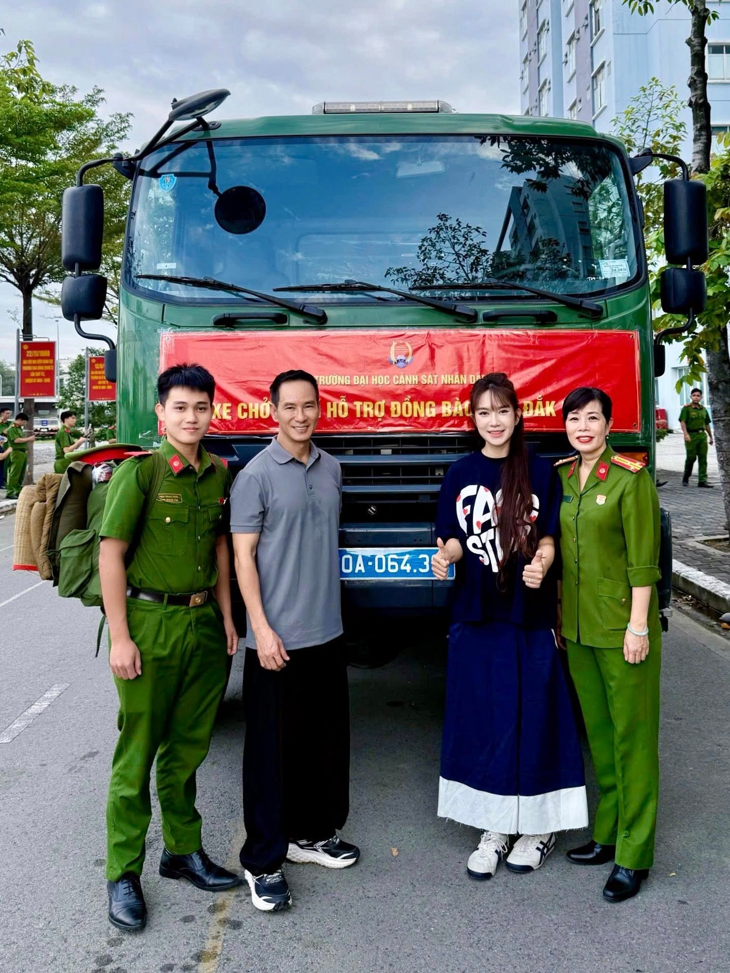 Vợ chồng ca sĩ Lý Hải phối hợp cùng lực lượng Công an tổ chức đoàn xe cứu trợ.