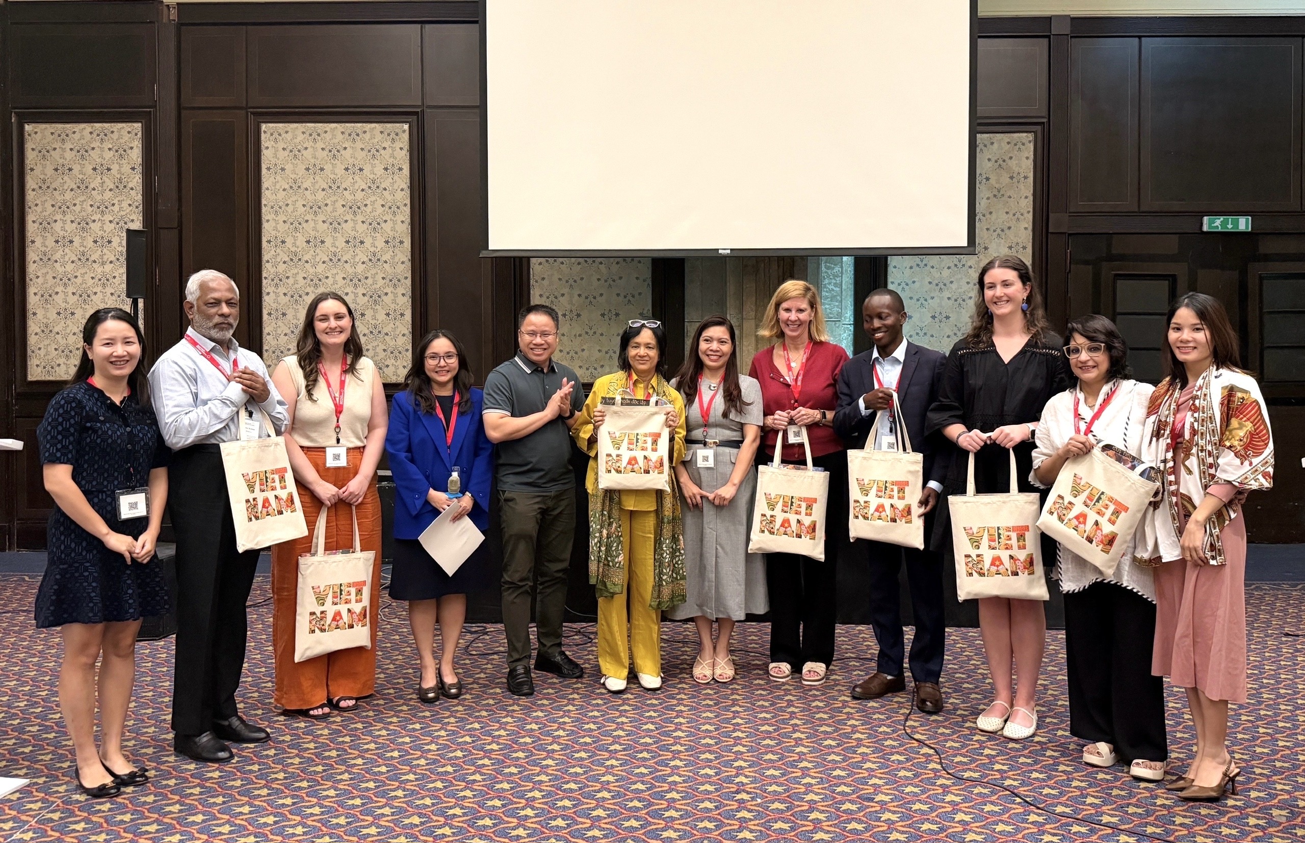 Phóng viên Báo Thiếu niên Tiền phong và Nhi đồng đại diện cho Đoàn nhà báo Việt Nam tặng quà lưu niệm cho Ban Tổ chức hội thảo.