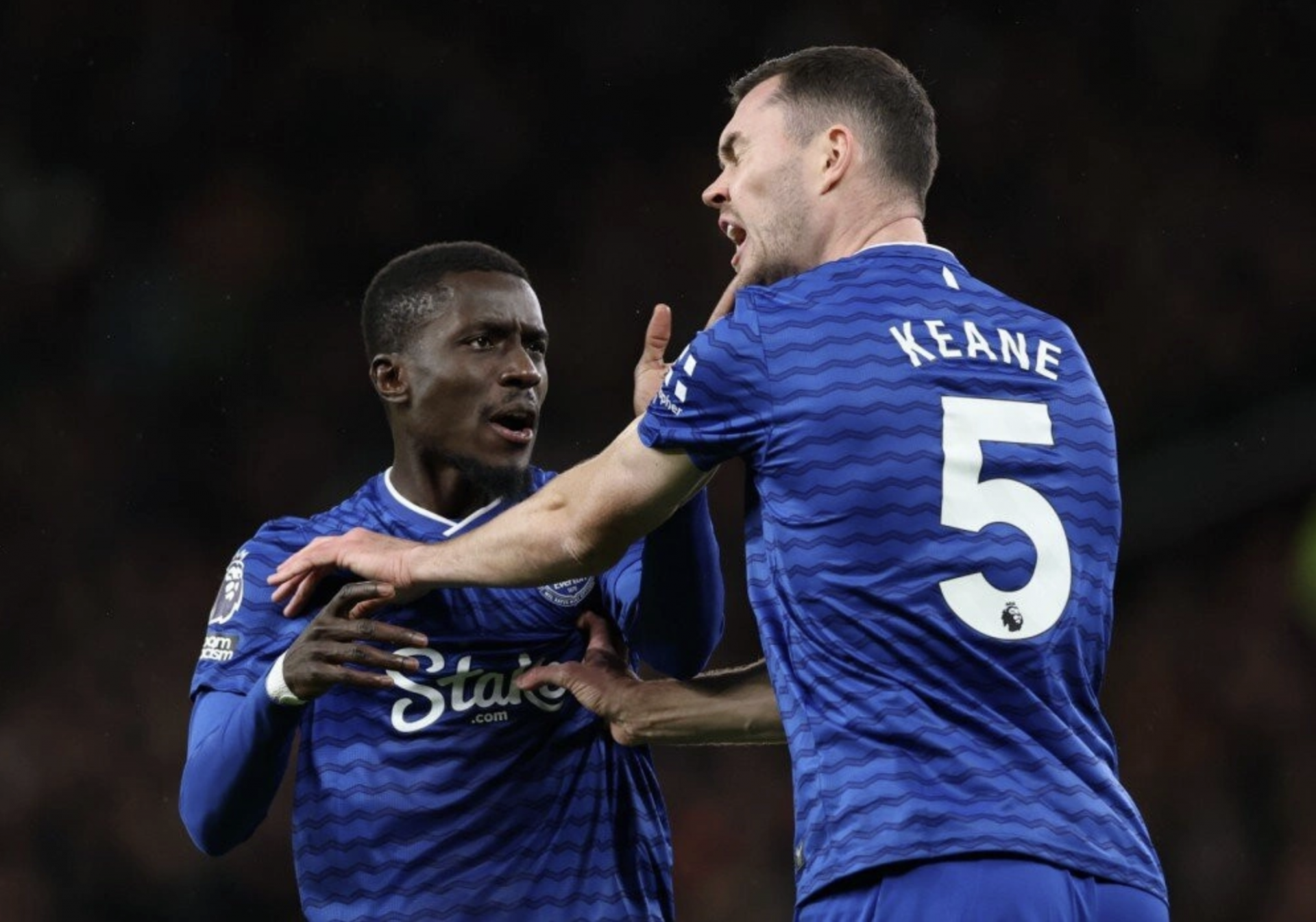 Idrissa Gueye (trái) tát Michael Keane và nhận thẻ đỏ trực tiếp.