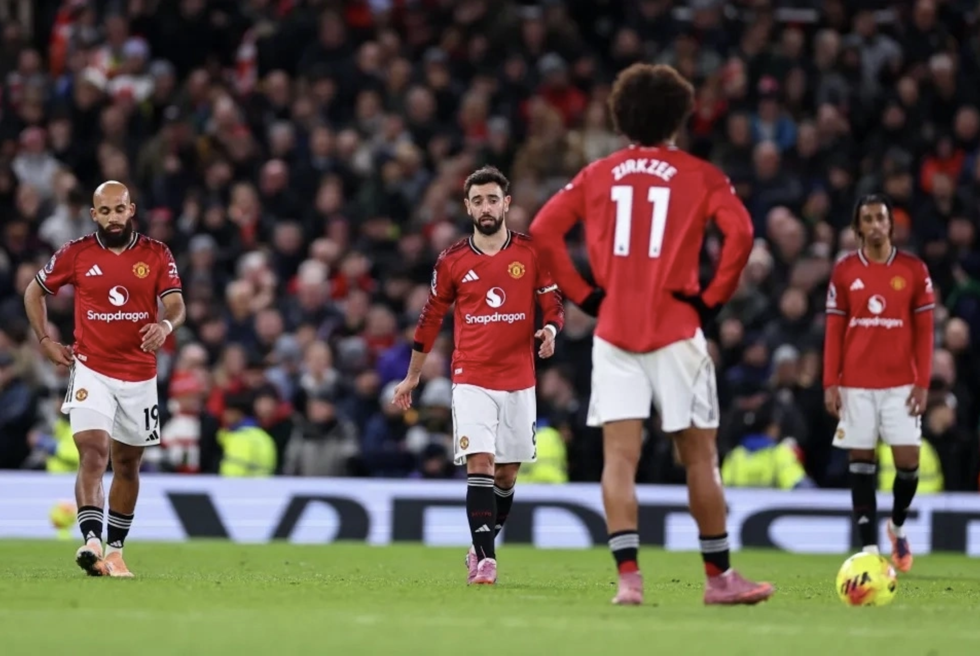 Cầu thủ Man Utd thất vọng sau bàn thua.