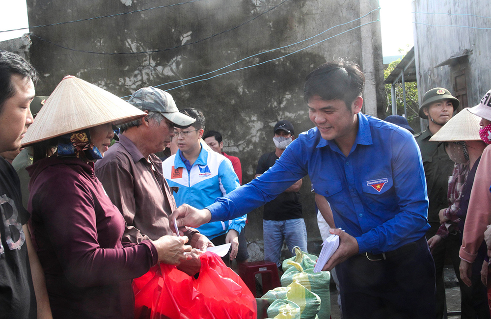 Anh Phạm Hồng Hiệp - Bí thư Tỉnh Đoàn Gia Lai trao tặng quà cho người dân. 