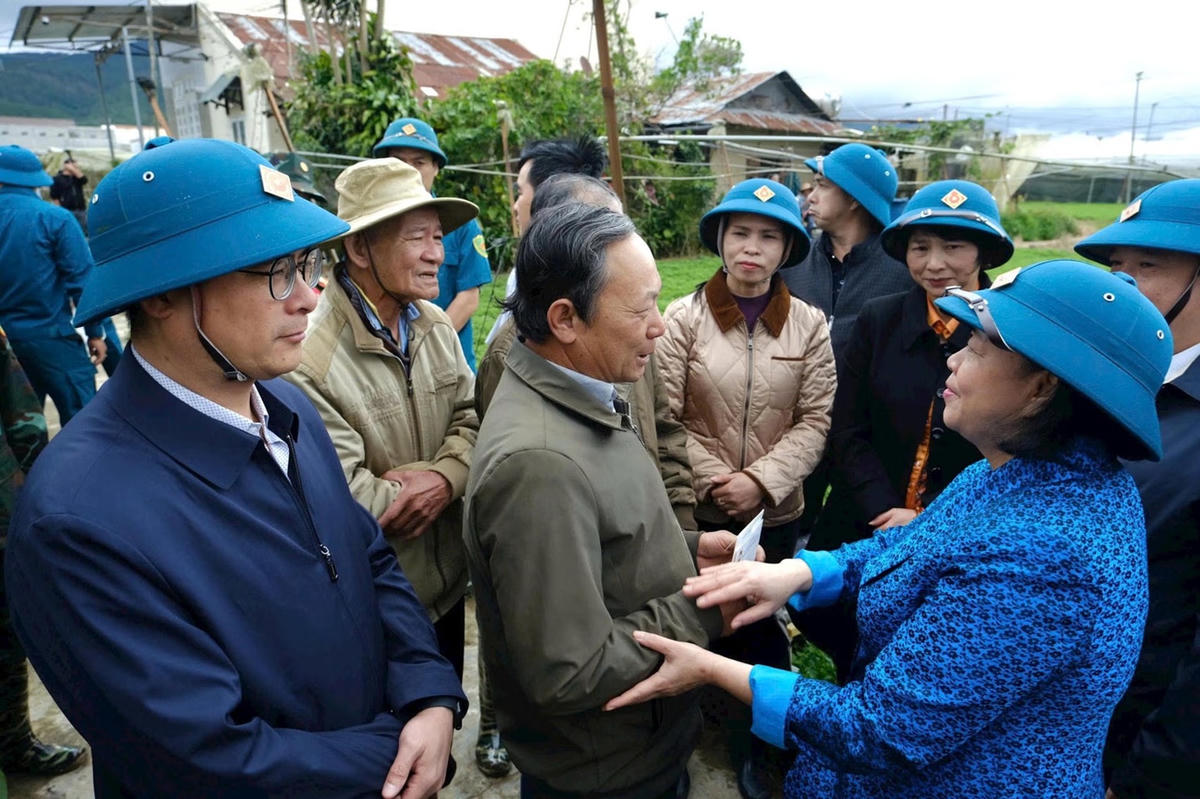 Kịp thời sẻ chia khó khăn cùng bà con vùng lũ