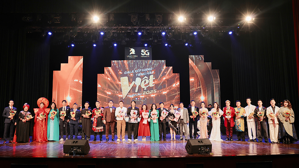 Thí sinh chụp ảnh lưu niệm cùng Ban Giám khảo.