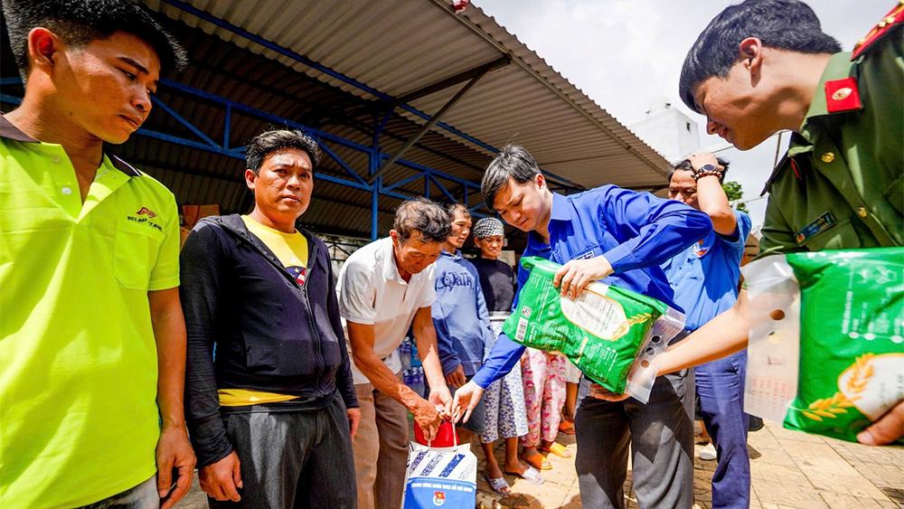 Trung ương Đoàn đã trao 1.000 túi an sinh cho người dân 2 xã Tuy An Bắc và Tuy An Đông.