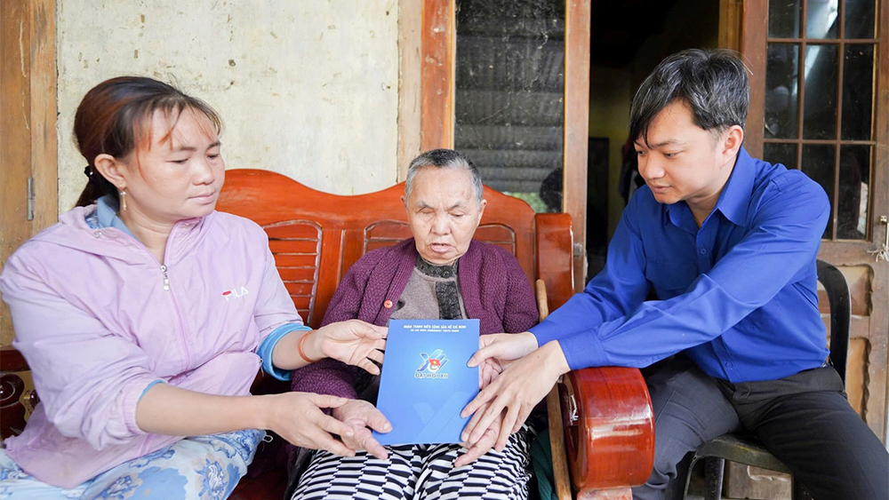 Đoàn công tác của Trung ương Đoàn tặng quà, động viên bà con vượt qua mất mát sau lũ.