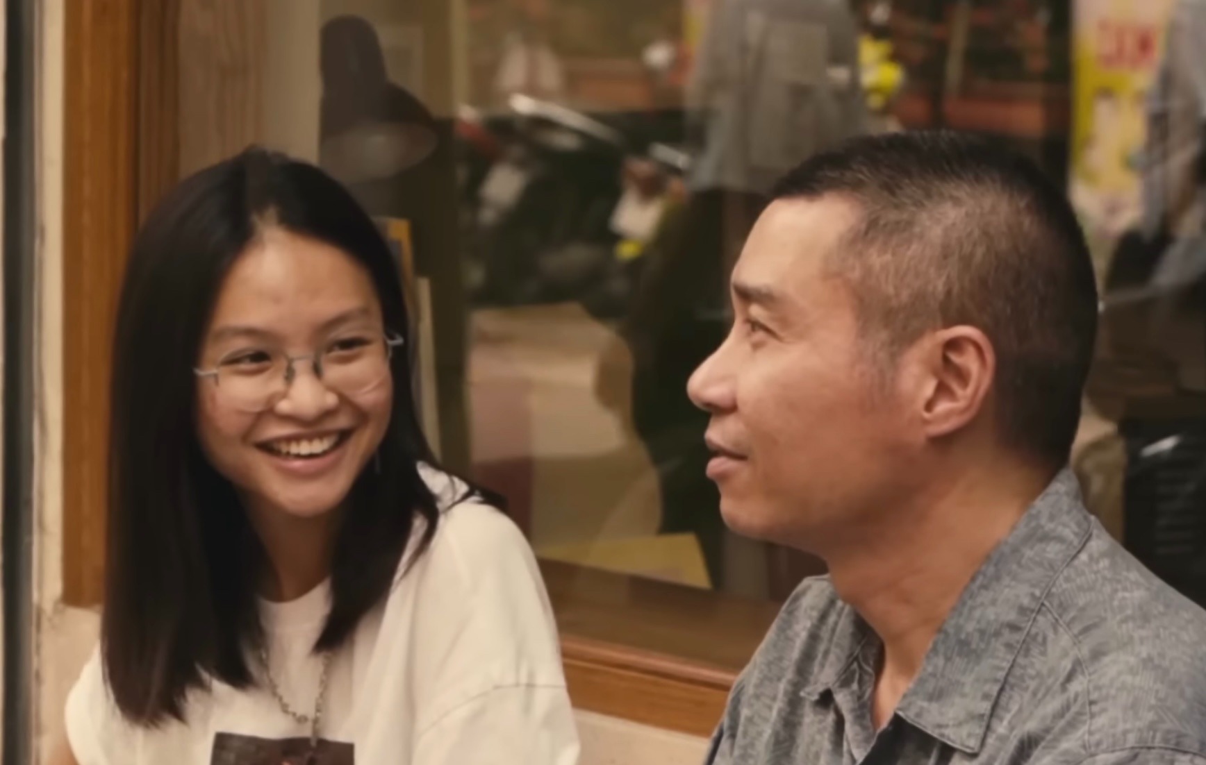 Một cảnh hai bố con trò chuyện trong phim.