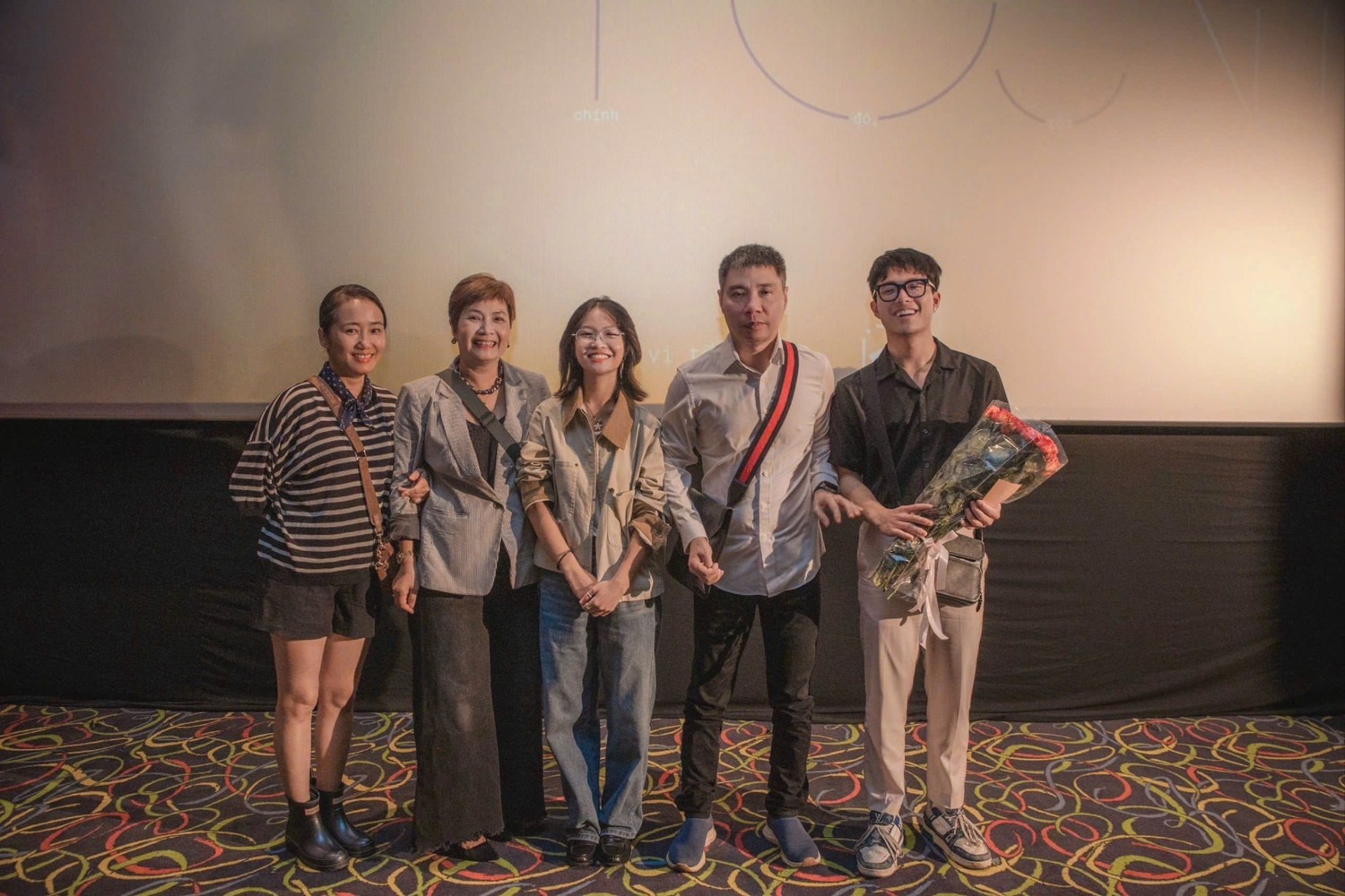 Người thân chúc mừng Thục Anh ra mắt phim.