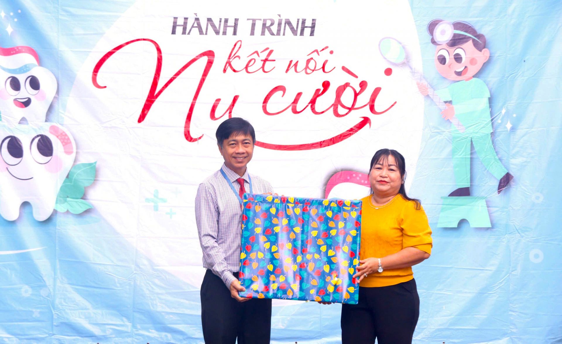 Báo TNTP&NĐ trao quà đến trường THCS Phú Nhuận.