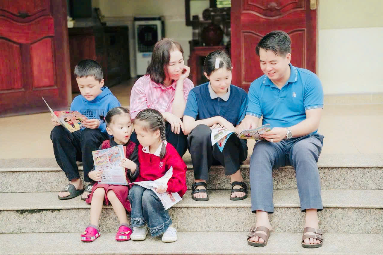 Cuối tuần nhiều gia đình bố mẹ cũng trở nên bạn đọc của báo Đội