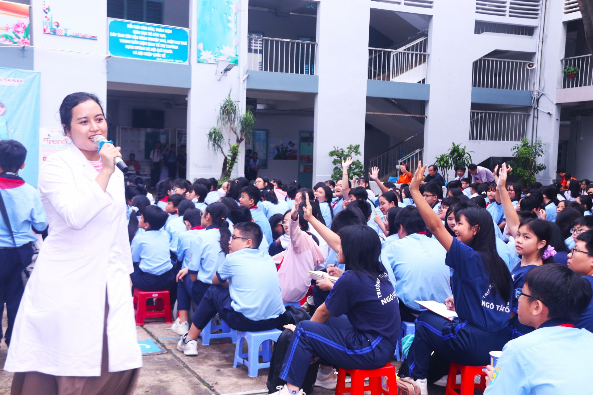 Bác sĩ Ngô Hồng Thơ mang đến cho chúng mình nhiều kiến thức hữu ích trong việc chăm sóc răng miệng. 