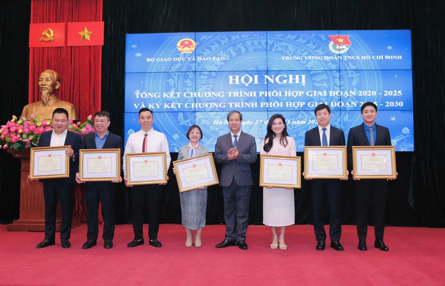 Bộ trưởng Nguyễn Kim Sơn trao bằng Bằng khen của Bộ trưởng Bộ GD&ĐT cho các cá nhân.