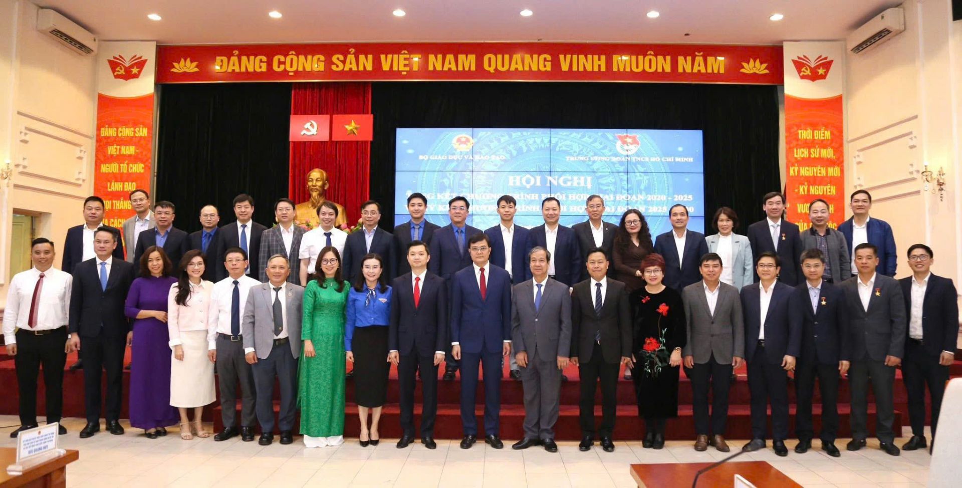 Các đại biểu  chụp ảnh lưu niệm tại chương trình