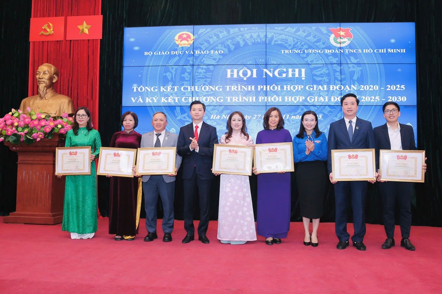 Bí thư T.Ư Đoàn THCS Hồ Chí Minh Nguyễn Minh Triết và Bí thư T.Ư Đoàn Nguyễn Phạm Duy Trang trao Bằng khen Ban Chấp hành Trung ương Đoàn cho các cá nhân.