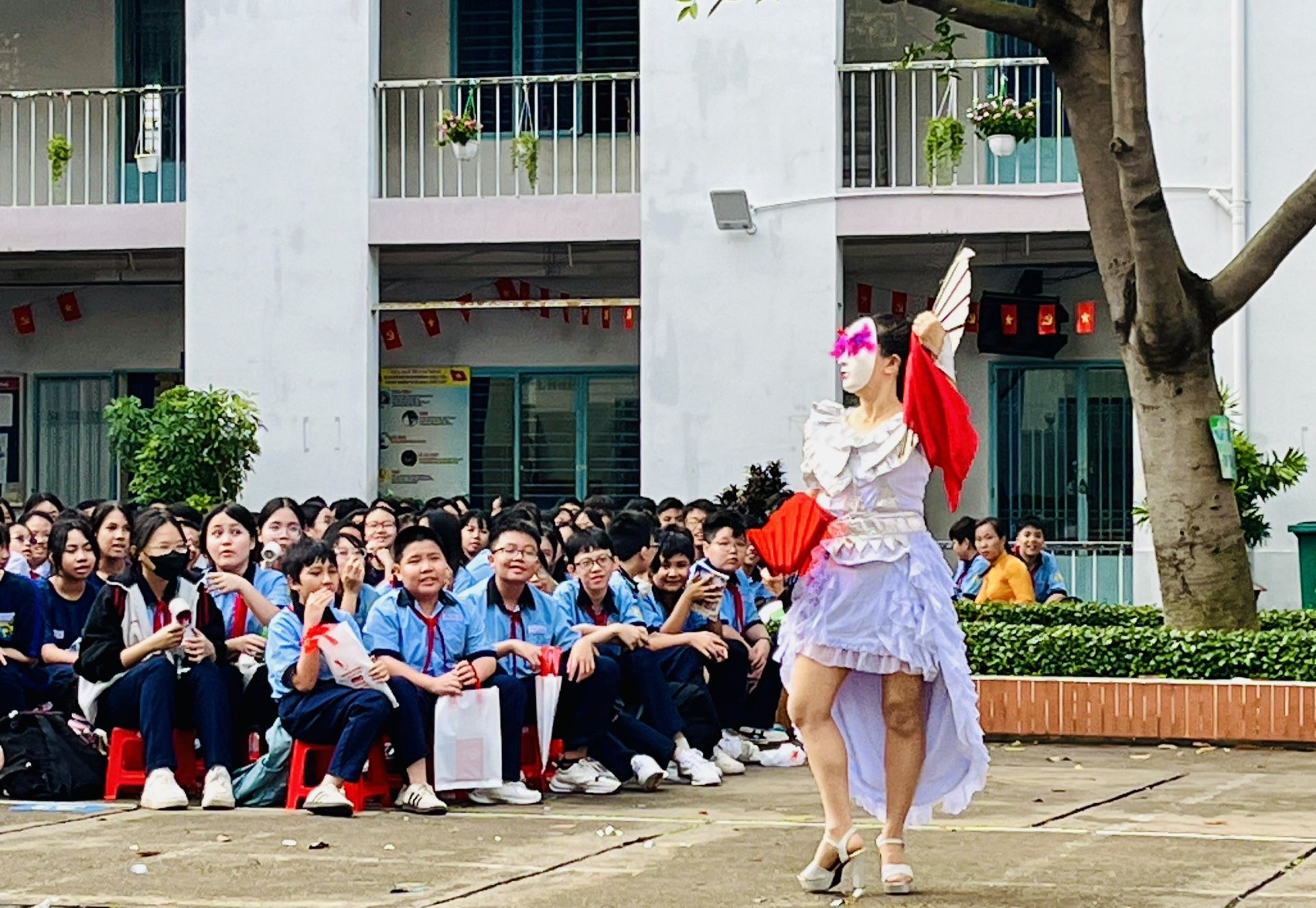 Ảo thuật gia Ngọc Tâm với những màn biến hóa bất ngờ. 