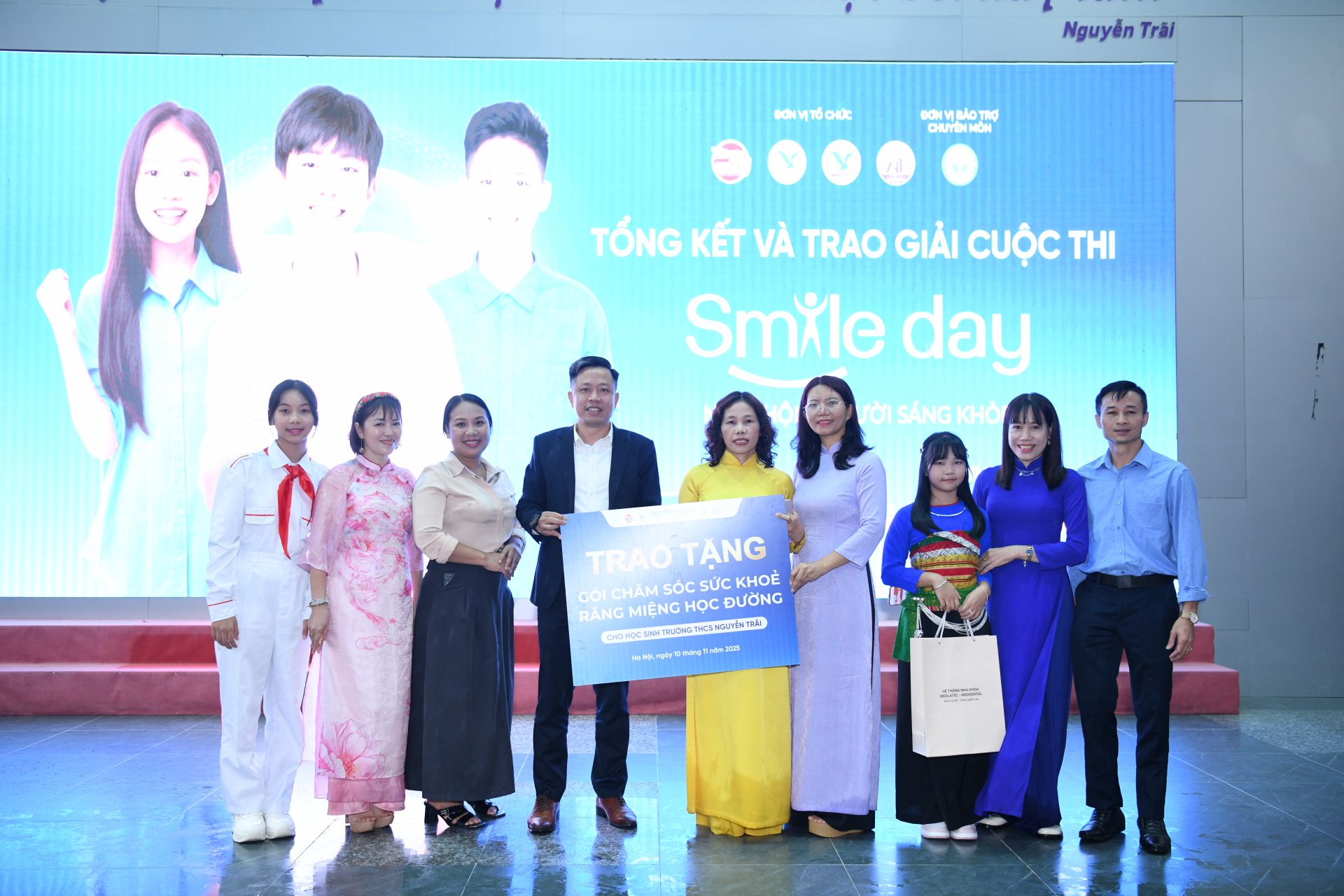 Ông Đinh Việt Hùng - chủ dự án Smile Day của Hệ thống nha khoa Medlatec - MedDental trao Quỹ bảo trợ sức khỏe răng miệng cho Đại diện phía nhà trường.